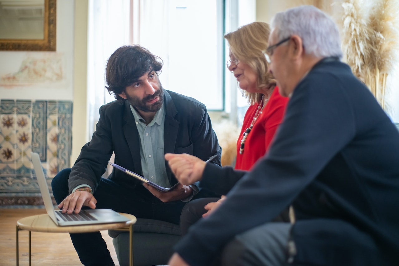 assureur presente les avantages del'assurance-vie à un vieux couple